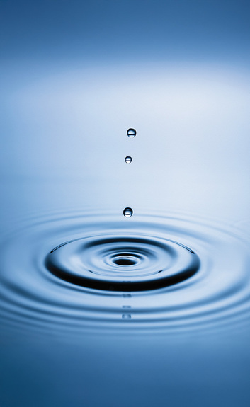 Wassertropfen, die auf die wasseroberfläche fallen