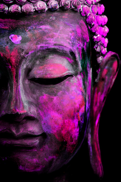 Halbprofil einer buddha-skulptur in rosa und lila