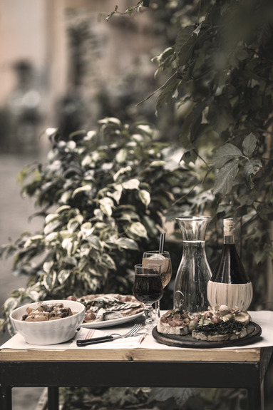 Mediterrane gerichte in einem restaurant am meer