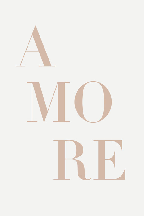Beige amore-schriftzug auf grauem hintergrund