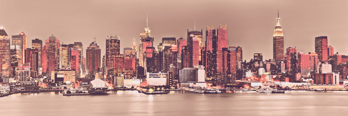 Der fluss mit manhattan im hintergrund bei sonnenuntergang