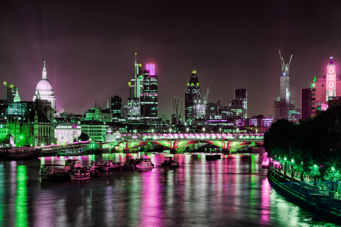 Londoner stadtbild mit spiegelung im fluss