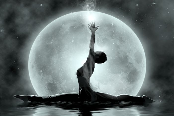 Eine frau im spagat vor dem vollmond