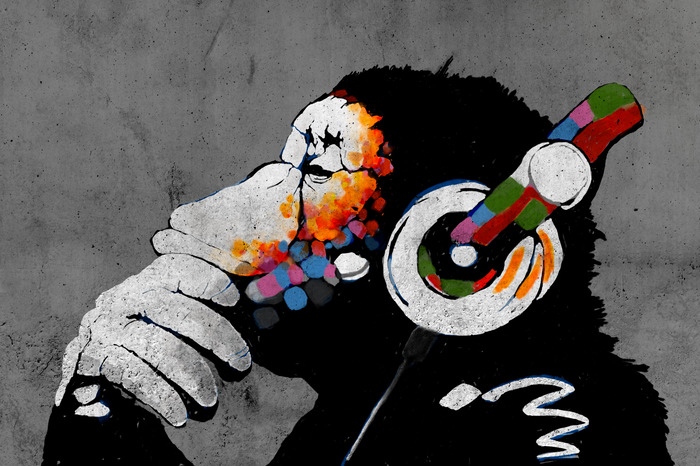 Affe mit bunten kopfhörern in grau