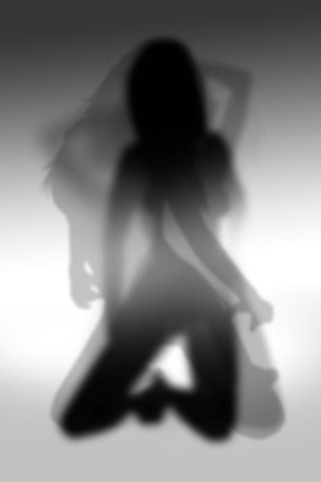 Die silhouette einer frau in einem diffusen schein