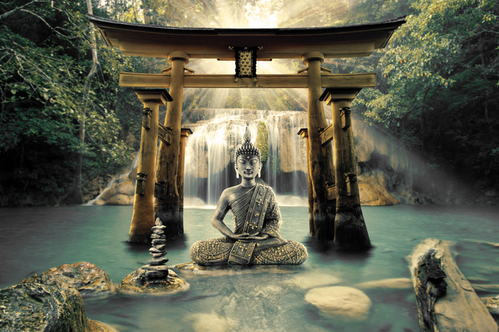 Wasserfall und buddha unter dem bogen
