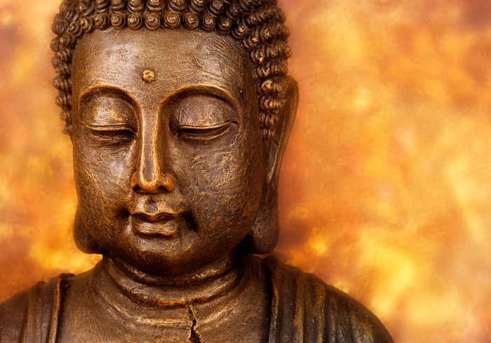 Buddha-skulptur in warmen goldbraunen tönen