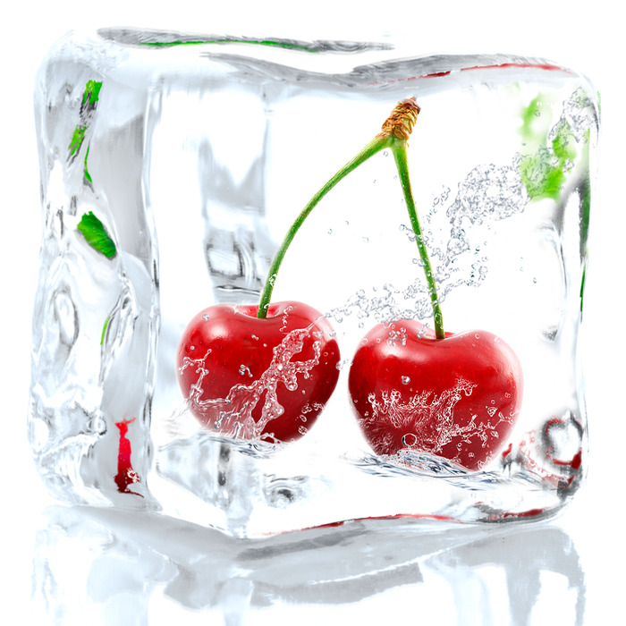 Kirschen in einem eiswürfel
