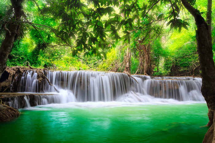 Smaragdwasserfall in kanjanaburi