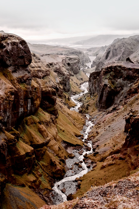 Ein fluss in einem felsigen gebirgstal