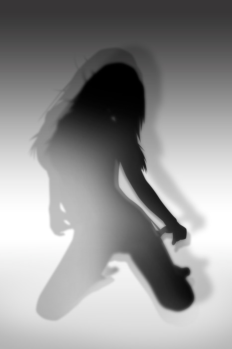 Die silhouette einer knienden frau in einem sanften grauen farbverlauf.