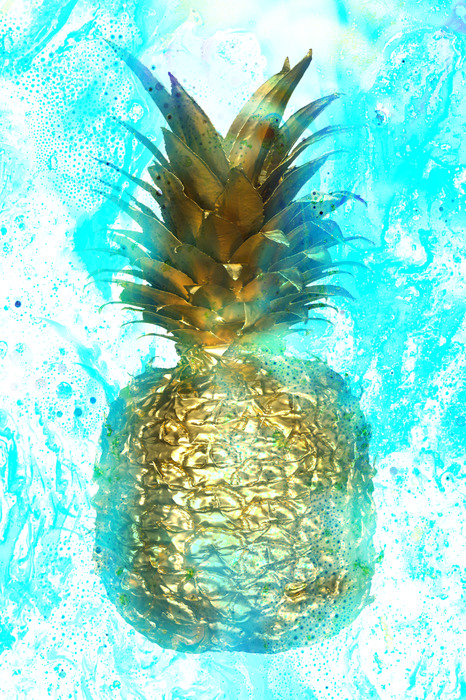 Eine goldene ananas vor einem hintergrund aus türkisfarbenen farbtupfern