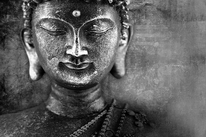 Monochromer buddha mit geschlossenen augen