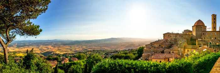 Toskanische hügel mit blick auf steingebäude