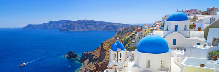 Santorini mit seinen blauen kuppeln und der klippenküste