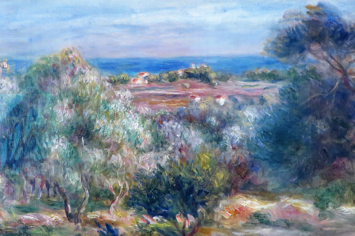 Eine felsige klippe mit üppiger vegetation über einem ruhigen meer