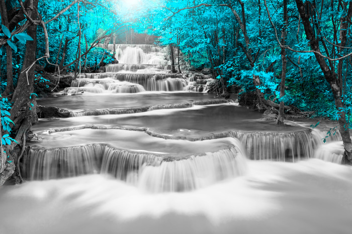 Wasserfall im wald in abstrakten farben