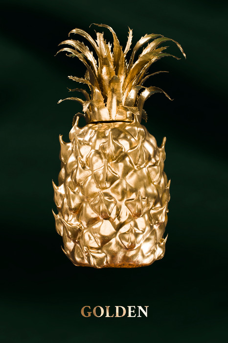 Goldene ananas auf dunklem hintergrund