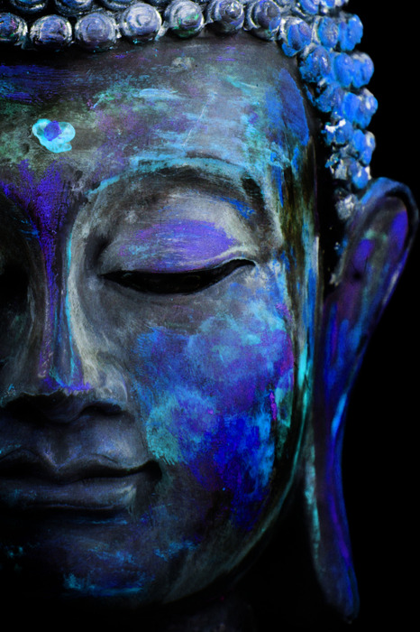 Buddha-skulptur im halbprofil in kühlen blautönen
