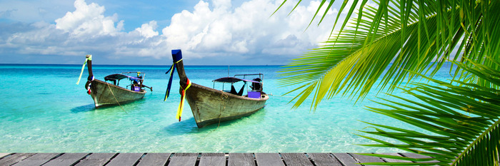 Thailändische boote an einer tropischen küste