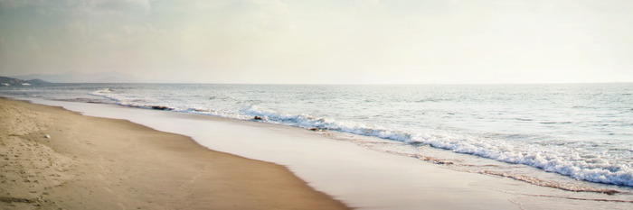 Ein breiter sandstrand am meer