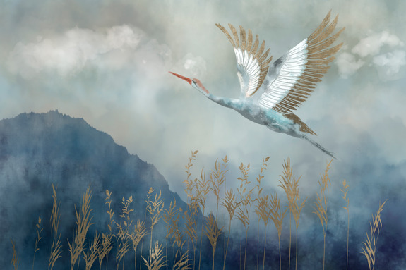 Ein fliegender kranich vor grauem himmel und bergen