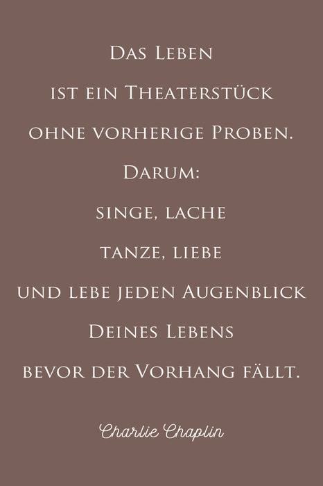 Eine inschrift über glück und den augenblick auf braunem hintergrund