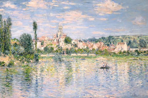 Ein ruhiger see mit einem boot und einer historischen stadt