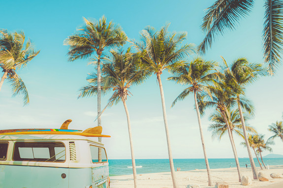 Retro-van mit surfbrettern am meer