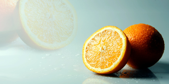 Eine aufgeschnittene orange auf blauem hintergrund