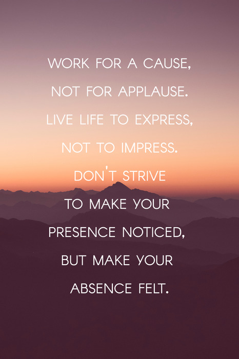 Inschrift vor der kulisse der berge bei sonnenuntergang