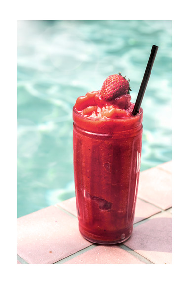 Sommerlicher erdbeercocktail am pool