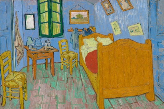 Rustikales zimmer mit gemälden und holzmöbeln