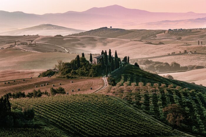 Idyllische toskanische felder auf sanften hügeln