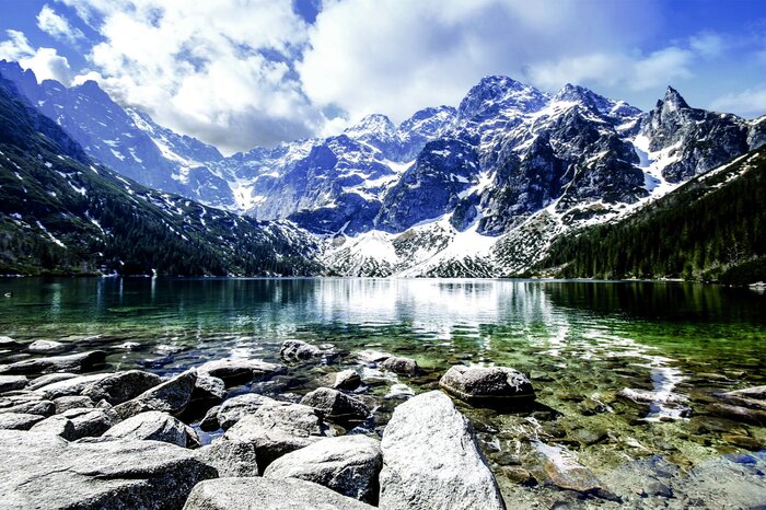 Die tatra-berge über einem klaren bergsee