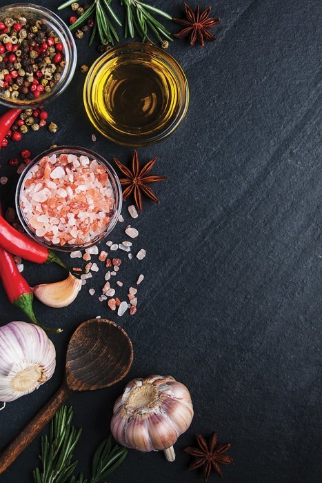 Gewürze mit olivenöl, knoblauch und scharfer chili