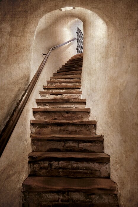 Alte treppe, die zum tor führt