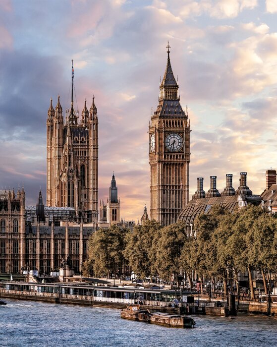Das goldene parlament im licht des sonnenuntergangs