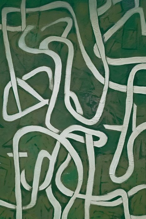 Wellen aus weißen streifen auf grünem grund