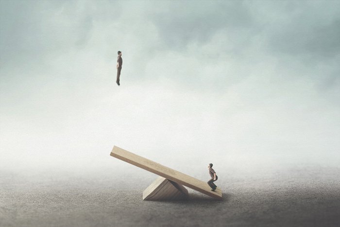 Miniaturfiguren auf einer schaukel in einem leeren raum