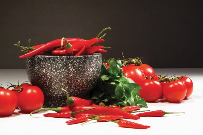 Frische chilischoten mit reifen tomaten