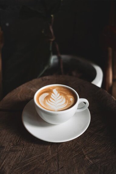 Eine elegante tasse kaffee mit milch