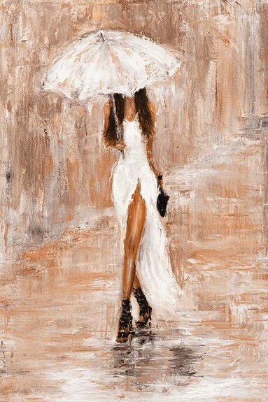 Eine frau in einem hellen kleid, die einen regenschirm hält