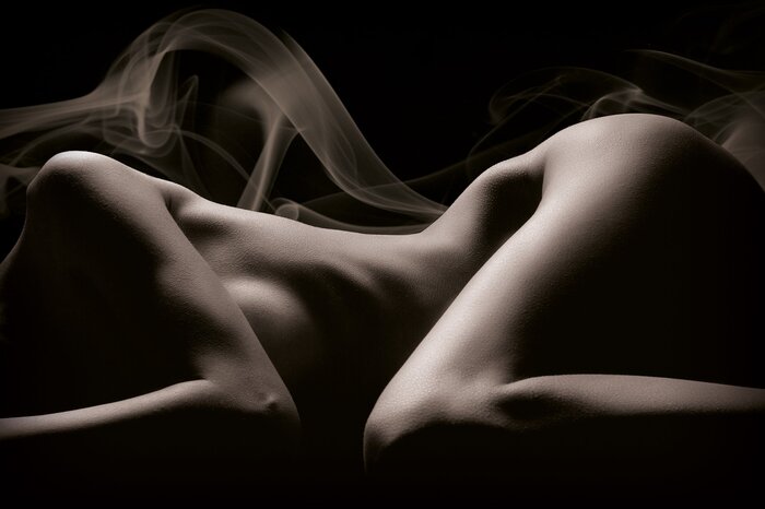 Eine zurückhaltende frau vor schwarzem hintergrund