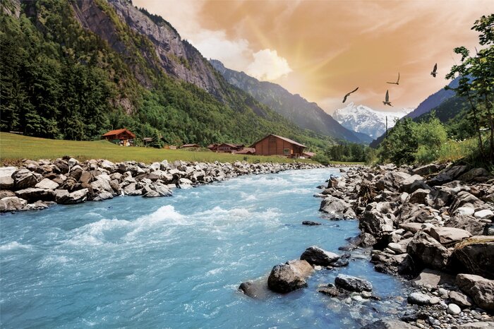 Gebirgsfluss bei sonnenuntergang