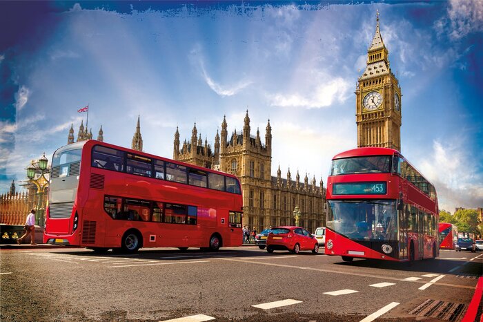 Ein roter bus mit dem parlament im hintergrund