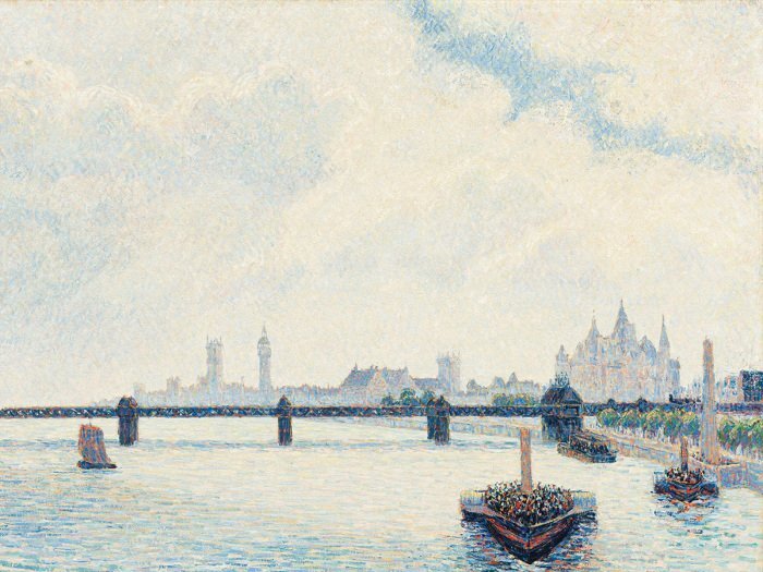 Panorama der stadt mit booten im sonnigen dunst