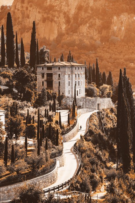 Rustikales haus in den hügeln der toskana