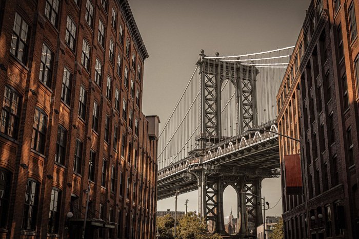 Ein backsteingebäude mit blick auf die brücke