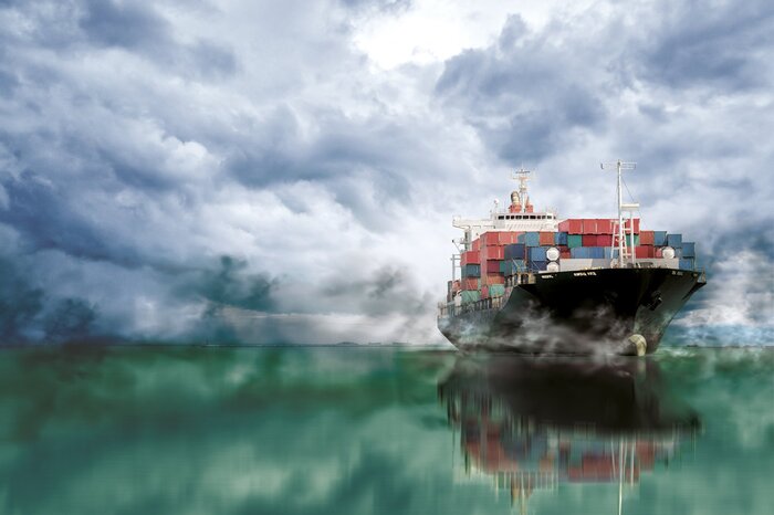 Ein frachtschiff vor einem bewölkten himmel